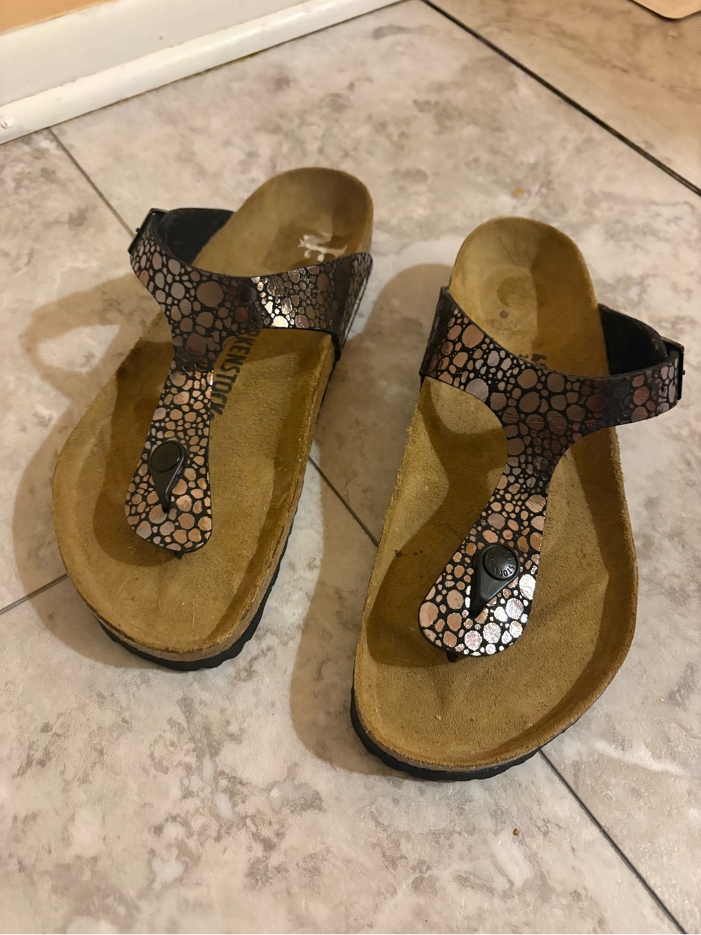 Birkenstock Gizeh Metallic Speckled Thong Sandals in Black & Silver - Picture 4 of 10